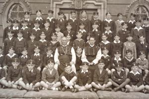 1939 Budai Szent Imre ciszterci gimnázium osztálykép Bitter Illés igazgatóval, kartonra ragasztva, 1...