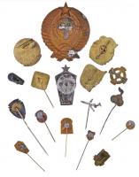 18db-os jelvény tétel, benne jobb zománcozott darabokkal, közte "Olimpija Liepaja", "...