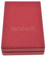 1954. "Munka Érdemérem" zománcozott Br kitüntetés mellszalagon, szalagsávval, dísztokban T...