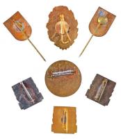 7db-os zománcozott jelvény tétel, benne "Hűséggel a nép egészségéért", "Vöröskereszt ...