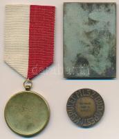 3db-os futball díjérem és plakett tétel, benne "MLSZ Budapesti Kerület", "B.T. Janoso...