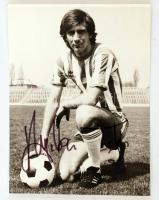 Nyilasi Tibor (1955-) labdarúgó, támadó középpályás, edző aláírása az őt ábrázoló fotón, 11x8cm