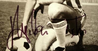 Nyilasi Tibor (1955-) labdarúgó, támadó középpályás, edző aláírása az őt ábrázoló fotón, 11x8cm