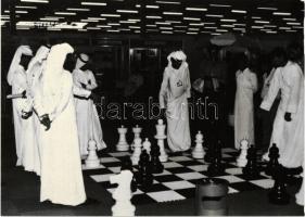 8 db MODERN sakkos motívumlap borítékban, fekete-fehér képek sakkbajnokságokról / 8 modern Chess mot...