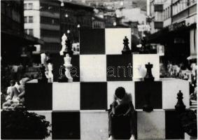 8 db MODERN sakkos motívumlap borítékban, fekete-fehér képek sakkbajnokságokról / 8 modern Chess mot...