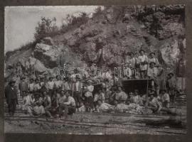 1908 Petrozsény, bányászok csoportképe, kartonra ragasztva, üvegezett fa keretben, hátulján felirato...