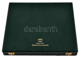 "MAGYAR ÉRMEFORGALMAZÓ" zöld érmetartó tálca bársony béléssel, kivehető tálcával, összesen...