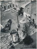 1963 Kriss Géza: Belső udvar (Győr), aláírt, vintage fotóművészeti alkotás, 24x18 cm