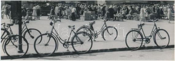 1963 Fábos Mihály: Győri piactér, aláírt, vintage fotóművészeti alkotás, 8,5x24 cm
