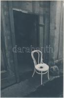1973 Bujáki Katalin: Fehér szék, jelzés nélküli vintage fotóművészeti alkotás, 24x16 cm