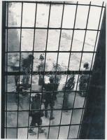 1966 Berde Béla: Ablakon, pecséttel jelzett vintage fotóművészeti alkotás, 24x18 cm