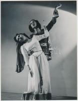 cca 1935 Szentpál Olga (1895-1968) tánccsoportjának tagjai, Leichtner Erzsébet pecséttel jelzett vintage fotóművészeti alkotása az iskola archívumából, 22,5x17,5 cm