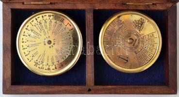 2 db modern hajózási segédeszköz: tekerőlapos réz világóra, ill. tekerőlapos réz "öröknaptár&qu...
