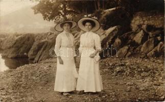 1913 Abbazia, hölgyek a parton / ladies on the beach, Atelier Betty, photo