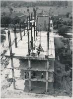cca 1974 Székesfehérvár, Lift-slab technológiával épülő lakóház, vintage fotó a Fejér Megyei Állami Építőipari Vállalat, 28x21 cm