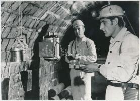 cca 1974 Bányapor mérése a Mecseki Szénbányákban, vintage fotó, 17x24 cm