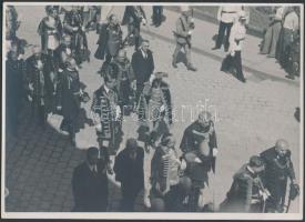 cca 1935 Foto Kaula: Díszmagyarba öltözött urak felvonulása a várban, pecséttel jelzett vintage fotó, 12x17 cm