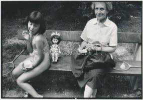 cca 1985 Nagyival a parkban, Benkő Imre jelzés nélküli vintage fotója, 16x24 cm