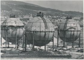 cca 1965 Budaörs határában épülő propán-bután gáz töltőállomás épül, vintage fotó, 17x23 cm