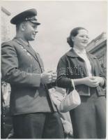 cca 1961 Gagarin és felesége, Czakó László fotóriporter  vintage fotója, pecséttel jelzett, aláírt, 24x18 cm