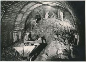 cca 1950 A budapesti metróépítés kezdetén, nagyszelvényű vágathajtás, vintage fotó a Bányászati Aknamélyítő Vállalat albumából, 16x22 cm