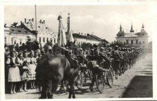 1940 Máramarossziget, Sighetu Marmatei; bevonulás, hölgyek népviseletben / entry of the Hungarian troops, ladies in traditional dress