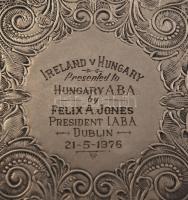 Díszes fém tálca "Hungary ABA by Felix A. Jones, Dublin 1975"  felirattal, d:30cm