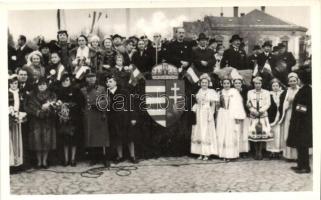 1938 Léva, Levice; Kossuth Lajos tér, bevonulás, a Honvédség fogadtatása, a pódiumon Teleki Pál vallás- és közoktatásügy miniszter / square, entry of the Hungarian troops, welcoming the soldiers; Pál Teleki member of the Hungarian Government