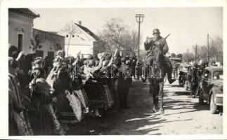 1941 Azonosítatlan újvidéki város, bevonulás, katona lovon, automobilok / Unkown town in Vojvodina, entry of the Hungarian troops, soldier on horse, automobiles