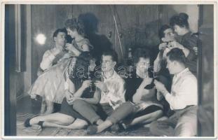 1959 Házibuli, jelzés nélküli vintage fotó Tiszavölgyi József (1909-?) hagyatékából, 9x14 cm