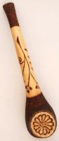 Népi motívumos, fából készült, pirogravírozott dísz pipa, h: 30 cm