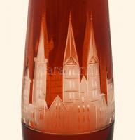 Üveg váza Prága tornyaival, két rétegű, savmaratott, csiszolt, jelzés nélkül, hibátlan, m:23cm