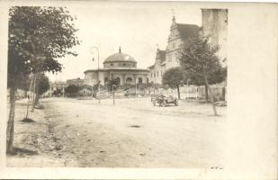 Lőcse, Levoca; Evangélikus templom, üres piaci standok, automobil / Evangelic church, empty vendor booths, automobile, photo