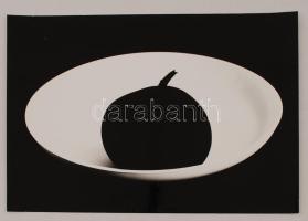 cca 1985 Mazumel László: Csendélet, feliratozott vintage fotóművészeti alkotás, 28x39 cm