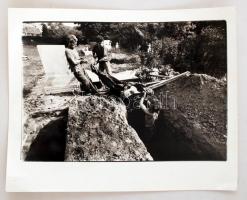 1985 Assai H. Péter: Kihantolás (Bakonyszentlászló), pecséttel jelzett vintage fotó, 18x27 cm-es képméret, 24x30 cm-es fotópapíron
