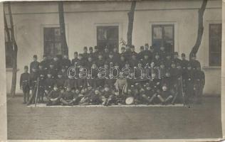 1912 Magyar honvédek csoportképe, Szente Géza fényképészeti műterme Sárvár / Hungarian military group photo (fa)