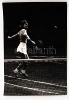 1986 Menesdorfer Lajos: Lendület, pecséttel jelzett vintage fotóművészeti alkotás, 40x30 cm