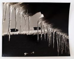 cca 1960 Medgyesi László: Téli tetők, feliratozott vintage fotóművészeti alkotás, 30x36,5 cm
