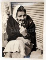 cca 1960 Dezső Pál: Gondűző pipázás, feliratozott vintage fotóművészeti alkotás, 40x30 cm