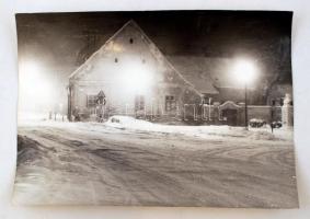 cca 1960 Havas este Pápán, jelzés nélküli vintage fotó, 30x40 cm