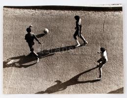 cca 1975 Zsigri Oszkár (1933-?): Foci, feliratozott vintage fotóművészeti alkotás, 29x39 cm