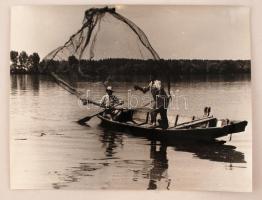 cca 1974 Hálóvető, jelzés nélküli vintage fotóművészeti alkotás, 30x40 cm