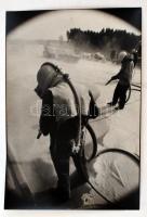 cca 1978 Tatár Tibor: Homokfúvók, pecséttel jelzett vintage fotóművészeti alkotás, 38x26 cm