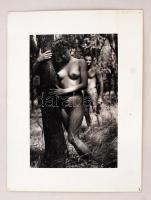 cca 1975 Ádám és Éva találkozása, jelzés nélküli vintage fotóművészeti alkotás, kasírozva, 29x19 cm-es képméret, 40x30 cm-es fotópapíron