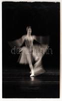 cca 1975 Nagy Ottó (1927-2013): Mozgásban, feliratozott vintage fotóművészeti alkotás, kasírozva, 40x24 cm