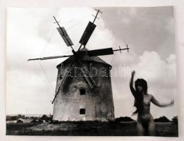 cca 1980 A szélmolnár leánya, jelzés nélküli vintage fotóművészeti alkotás, 30x40 cm / erotic photo, 30x40 cm
