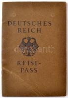 1930 Fényképes német birodalmi útlevél házaspár és gyermekeik részére kiállítva, az egyik fénykép hiányzik