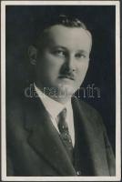 1905 dr. Hegyaljai Kiss Géza író saját kezű sorai és aláírása  egy a művészt ábrázoló fotólapon, 9x13cm