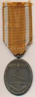 Német 3. Birodalom 1939. "Német Nyugati Fal Érdemérem" replika mellszalaggal T:2  German Third Reich 1939. "Deutsches Schutzwall-Ehrenzeichen (West Wall Medal)" replica with ribbon C:XF