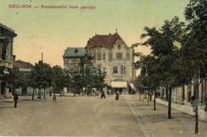 Szolnok, Kereskedelmi bank palotája, Gömöri József üzlete; özv. Kiss Jakabné kiadása (tűnyom / pinhole)